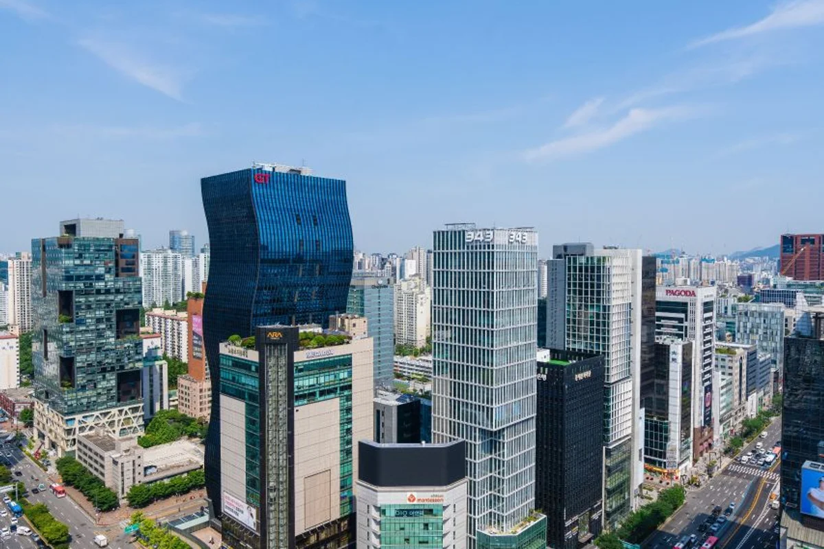 LG전자 플래그십 D5의 벚꽃 미디어 파사드 - 강남 벚꽃 여행