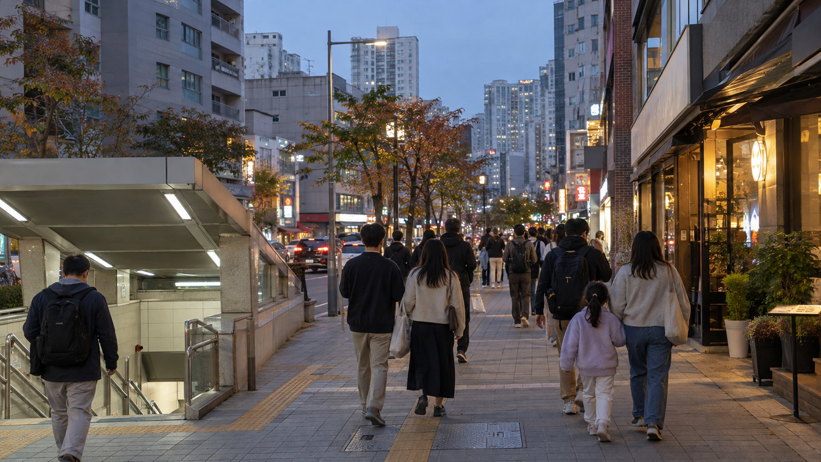 부산 도시철도역에서 광안리 방향으로 걷는 방문객