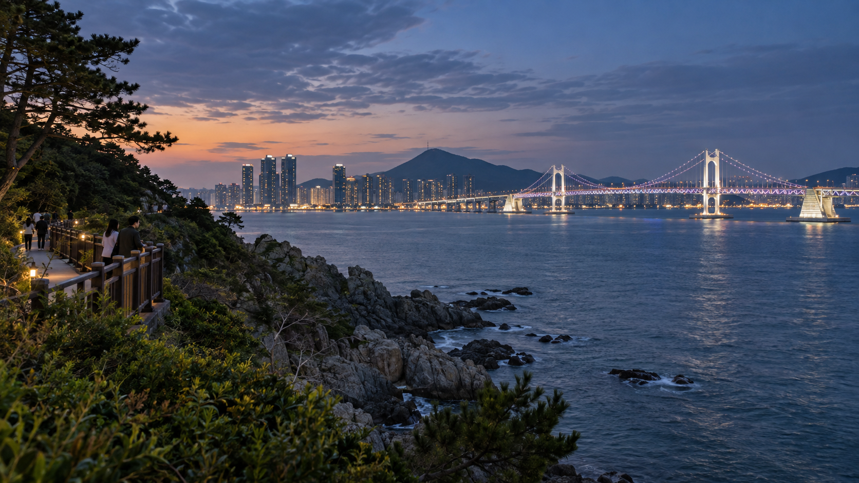 이기대 해안 산책로에서 광안대교 방향을 바라보는 방문객