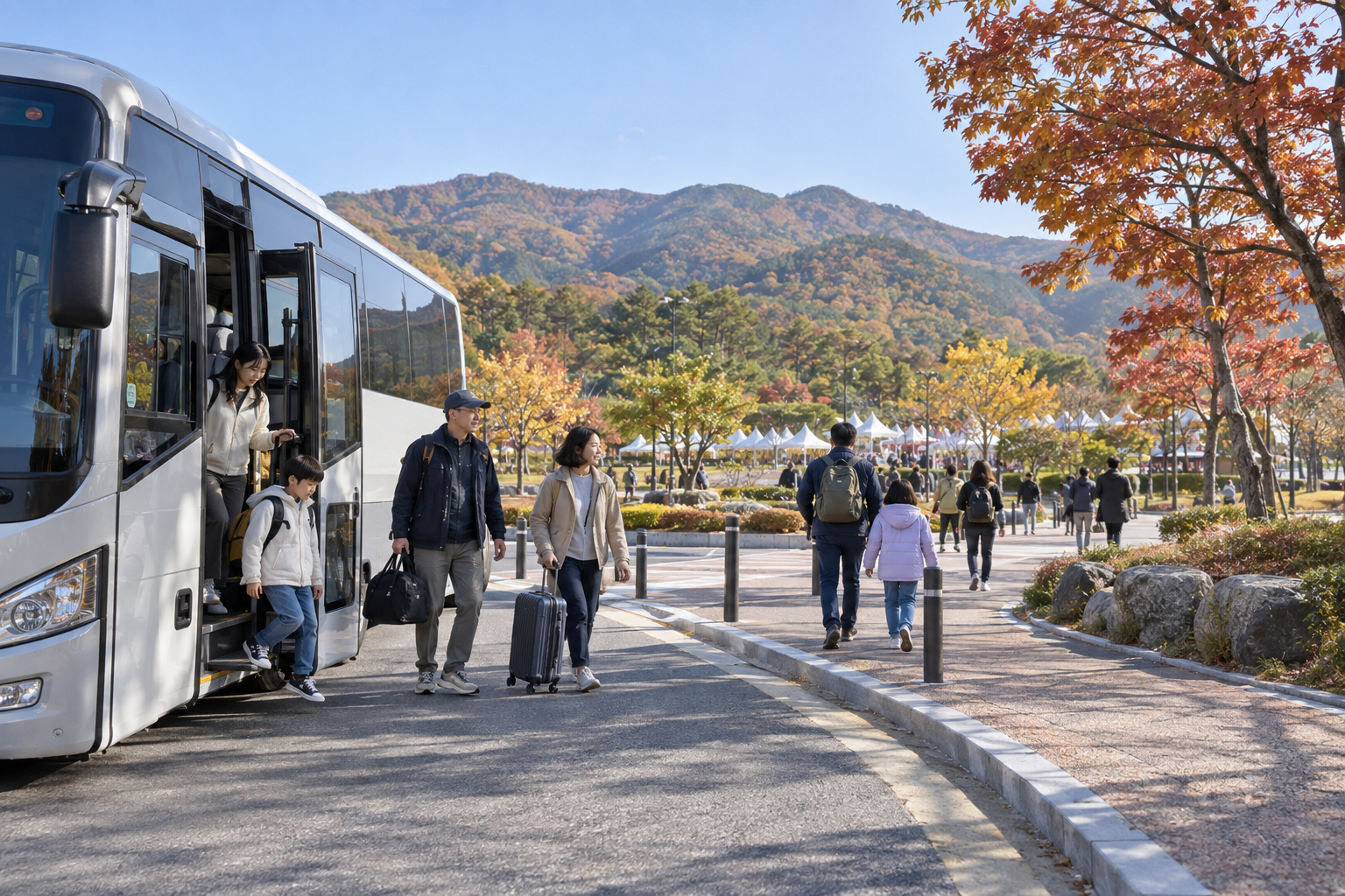 가을 공원 축제장에 셔틀버스로 도착하는 여행객